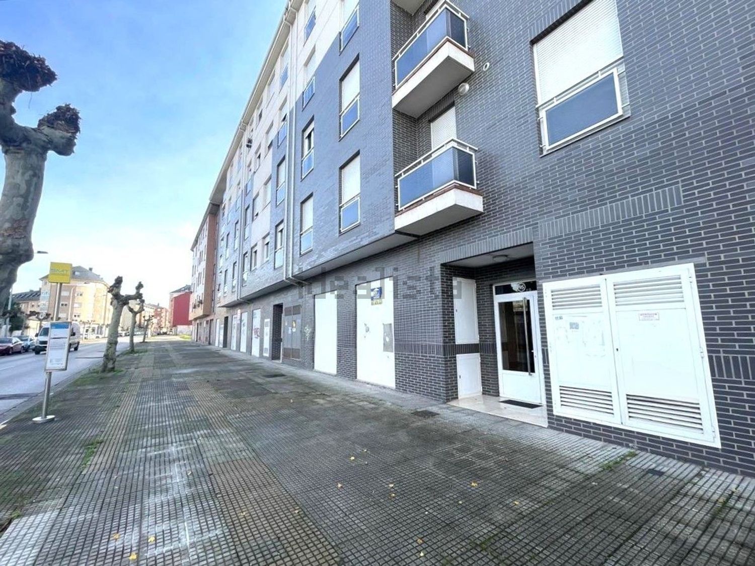 Imagen 02 de Local en venta en Avenida de la Cemba, Flores de Sil, Ponferrada